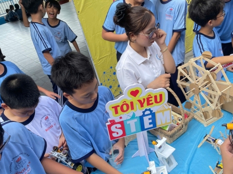 NGÀY HỘI VUI HỌC TIẾNG ANH TRẢI NGHIỆM STEM THCS BÌNH AN