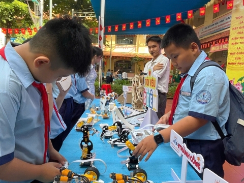 NGÀY HỘI VUI HỌC TIẾNG ANH TRẢI NGHIỆM STEM THCS AN PHÚ