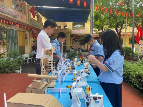 NGÀY HỘI VUI HỌC TIẾNG ANH TRẢI NGHIỆM STEM THCS AN PHÚ