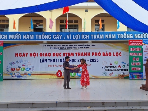 TRAO HỌC BỎNG STEPPING STONES NGÀY HỘI STEM BẢO LỘC