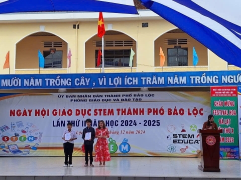 TRAO HỌC BỎNG STEPPING STONES NGÀY HỘI STEM BẢO LỘC