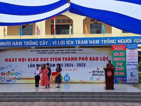 TRAO HỌC BỎNG STEPPING STONES NGÀY HỘI STEM BẢO LỘC