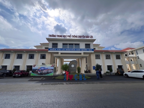 STEPPING STONES EDUCATION ĐỒNG HÀNH CÙNG THPT CHUYÊN BẢO LỘC CHÀO ĐÓN HỌC SINH VÀ PHHS KHỐI 10 NĂM HỌC 2026 - 2027