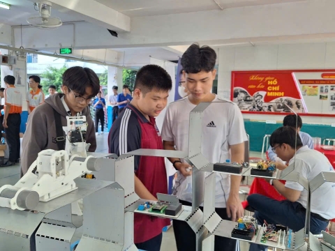 STEPPING STONES EDUCATION ĐỒNG HÀNH CÙNG THPT NGUYỄN AN NINH , TPHCM TRONG NGÀY HỘI TƯ VẤN TUYỂN SINH QUA HOẠT ĐỘNG TRẢI NGHIỆM STEM - AI