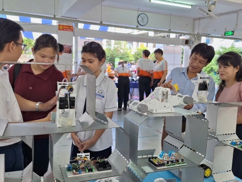 STEPPING STONES EDUCATION ĐỒNG HÀNH CÙNG THPT NGUYỄN AN NINH , TPHCM TRONG NGÀY HỘI TƯ VẤN TUYỂN SINH QUA HOẠT ĐỘNG TRẢI NGHIỆM STEM - AI