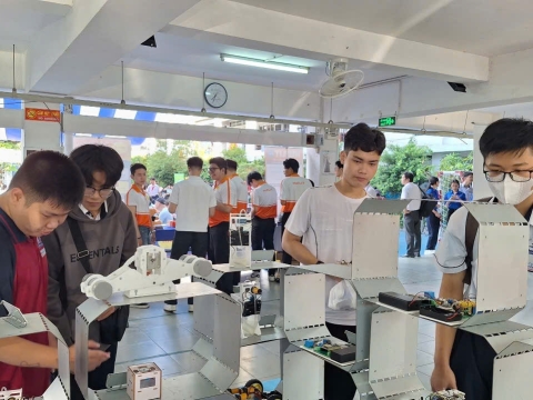 STEPPING STONES EDUCATION ĐỒNG HÀNH CÙNG THPT NGUYỄN AN NINH , TPHCM TRONG NGÀY HỘI TƯ VẤN TUYỂN SINH QUA HOẠT ĐỘNG TRẢI NGHIỆM STEM - AI