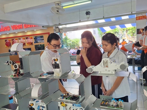 STEPPING STONES EDUCATION ĐỒNG HÀNH CÙNG THPT NGUYỄN AN NINH , TPHCM TRONG NGÀY HỘI TƯ VẤN TUYỂN SINH QUA HOẠT ĐỘNG TRẢI NGHIỆM STEM - AI