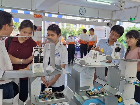 STEPPING STONES EDUCATION ĐỒNG HÀNH CÙNG THPT NGUYỄN AN NINH , TPHCM TRONG NGÀY HỘI TƯ VẤN TUYỂN SINH QUA HOẠT ĐỘNG TRẢI NGHIỆM STEM - AI