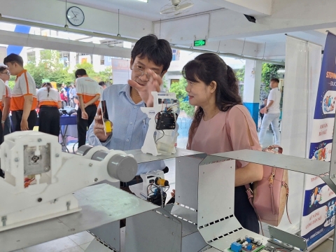 STEPPING STONES EDUCATION ĐỒNG HÀNH CÙNG THPT NGUYỄN AN NINH , TPHCM TRONG NGÀY HỘI TƯ VẤN TUYỂN SINH QUA HOẠT ĐỘNG TRẢI NGHIỆM STEM - AI