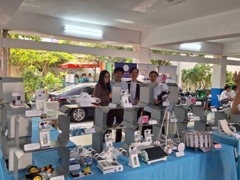 STEPPING STONES EDUCATION ĐỒNG HÀNH CÙNG THPT NGUYỄN AN NINH , TPHCM TRONG NGÀY HỘI TƯ VẤN TUYỂN SINH QUA HOẠT ĐỘNG TRẢI NGHIỆM STEM - AI