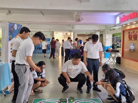 STEPPING STONES EDUCATION ĐỒNG HÀNH CÙNG THPT NGUYỄN AN NINH , TPHCM TRONG NGÀY HỘI TƯ VẤN TUYỂN SINH QUA HOẠT ĐỘNG TRẢI NGHIỆM STEM - AI