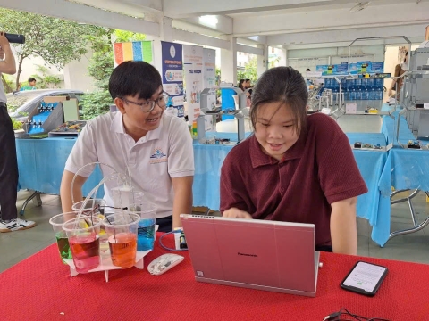 STEPPING STONES EDUCATION ĐỒNG HÀNH CÙNG THPT NGUYỄN AN NINH , TPHCM TRONG NGÀY HỘI TƯ VẤN TUYỂN SINH QUA HOẠT ĐỘNG TRẢI NGHIỆM STEM - AI