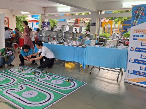 STEPPING STONES EDUCATION ĐỒNG HÀNH CÙNG THPT NGUYỄN AN NINH , TPHCM TRONG NGÀY HỘI TƯ VẤN TUYỂN SINH QUA HOẠT ĐỘNG TRẢI NGHIỆM STEM - AI