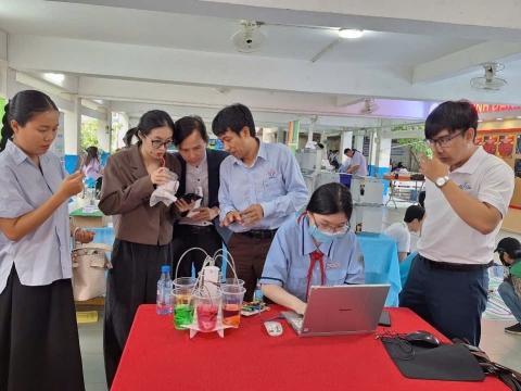 STEPPING STONES EDUCATION ĐỒNG HÀNH CÙNG THPT NGUYỄN AN NINH , TPHCM TRONG NGÀY HỘI TƯ VẤN TUYỂN SINH QUA HOẠT ĐỘNG TRẢI NGHIỆM STEM - AI