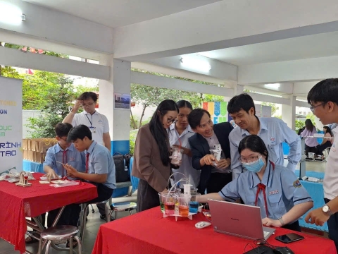 STEPPING STONES EDUCATION ĐỒNG HÀNH CÙNG THPT NGUYỄN AN NINH , TPHCM TRONG NGÀY HỘI TƯ VẤN TUYỂN SINH QUA HOẠT ĐỘNG TRẢI NGHIỆM STEM - AI