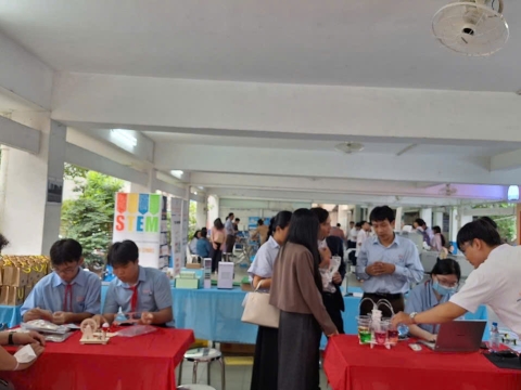 STEPPING STONES EDUCATION ĐỒNG HÀNH CÙNG THPT NGUYỄN AN NINH , TPHCM TRONG NGÀY HỘI TƯ VẤN TUYỂN SINH QUA HOẠT ĐỘNG TRẢI NGHIỆM STEM - AI