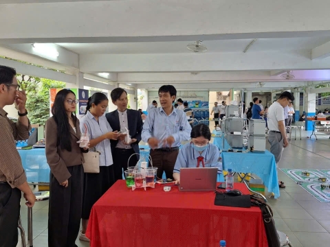 STEPPING STONES EDUCATION ĐỒNG HÀNH CÙNG THPT NGUYỄN AN NINH , TPHCM TRONG NGÀY HỘI TƯ VẤN TUYỂN SINH QUA HOẠT ĐỘNG TRẢI NGHIỆM STEM - AI