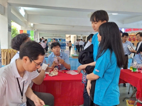 STEPPING STONES EDUCATION ĐỒNG HÀNH CÙNG THPT NGUYỄN AN NINH , TPHCM TRONG NGÀY HỘI TƯ VẤN TUYỂN SINH QUA HOẠT ĐỘNG TRẢI NGHIỆM STEM - AI