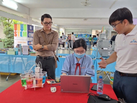 STEPPING STONES EDUCATION ĐỒNG HÀNH CÙNG THPT NGUYỄN AN NINH , TPHCM TRONG NGÀY HỘI TƯ VẤN TUYỂN SINH QUA HOẠT ĐỘNG TRẢI NGHIỆM STEM - AI