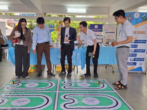 STEPPING STONES EDUCATION ĐỒNG HÀNH CÙNG THPT NGUYỄN AN NINH , TPHCM TRONG NGÀY HỘI TƯ VẤN TUYỂN SINH QUA HOẠT ĐỘNG TRẢI NGHIỆM STEM - AI