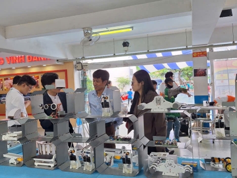 STEPPING STONES EDUCATION ĐỒNG HÀNH CÙNG THPT NGUYỄN AN NINH , TPHCM TRONG NGÀY HỘI TƯ VẤN TUYỂN SINH QUA HOẠT ĐỘNG TRẢI NGHIỆM STEM - AI