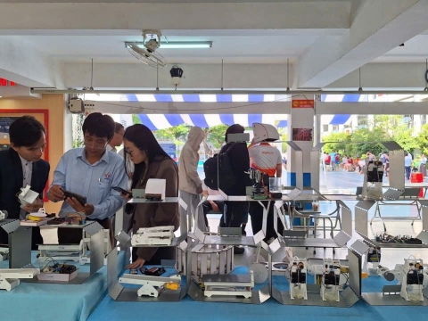 STEPPING STONES EDUCATION ĐỒNG HÀNH CÙNG THPT NGUYỄN AN NINH , TPHCM TRONG NGÀY HỘI TƯ VẤN TUYỂN SINH QUA HOẠT ĐỘNG TRẢI NGHIỆM STEM - AI