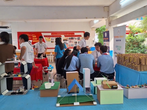 STEPPING STONES EDUCATION ĐỒNG HÀNH CÙNG THPT NGUYỄN AN NINH , TPHCM TRONG NGÀY HỘI TƯ VẤN TUYỂN SINH QUA HOẠT ĐỘNG TRẢI NGHIỆM STEM - AI