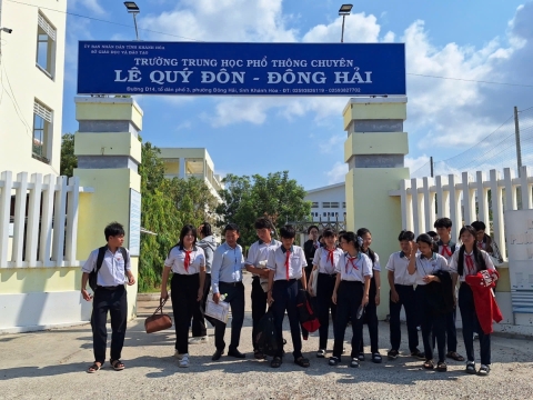 STEPPING STONES EDUCATION ĐỒNG HÀNH CÙNG KỲ THI OLYMPIC LẦN THỨ 1 THPT CHUYÊN LÊ QUÝ ĐÔNG - ĐÔNG HẢI