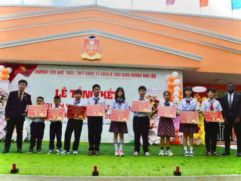 STEPPING STONES EDUCATION - TRUNG TÂM NN QUEEN MARY ĐỒNG HÀNH CÙNG TRƯỜNG QUỐC TẾ CHÂU Á THÁI BÌNH DƯƠNG (APC) TRAO HỌC BỔNG KHUYẾN HỌC